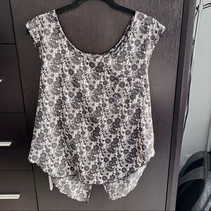 4/$20 Noble U crossover split open back sleeveless blouse floral printed